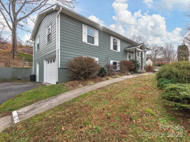 $500,000 | 10 Village Park Drive, Weaverville, NC 28787