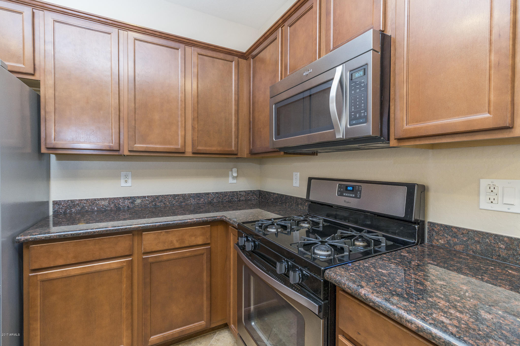 2091 South Martingale Road Gilbert, AZ 85295 - Photo 5 of 26 5) KITCHEN