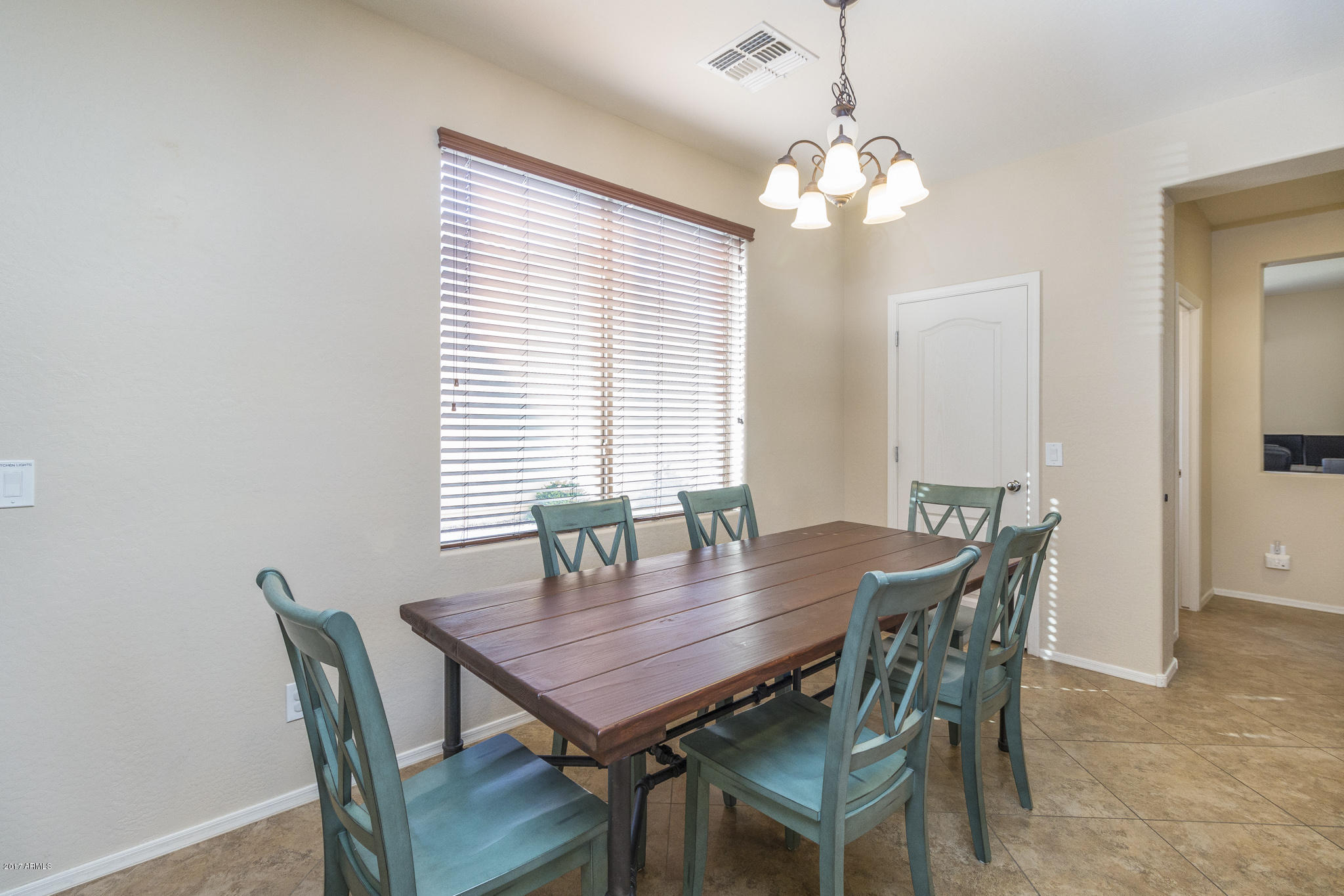 2091 South Martingale Road Gilbert, AZ 85295 - Photo 6 of 26 6) DINING AREA
