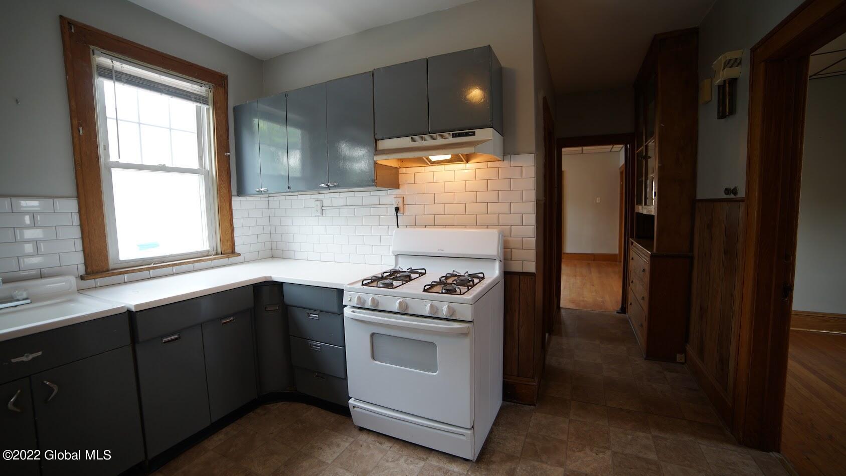 30 Sycamore Street, Unit 2 Albany, NY 12208 - Photo 3 of 19 DSC06757