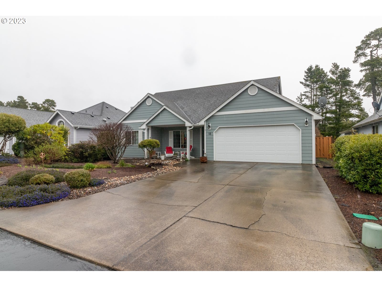 18 Mariners Lane Florence, OR 97439 - Photo 2 of 28 a front view of a house with a yard and garage