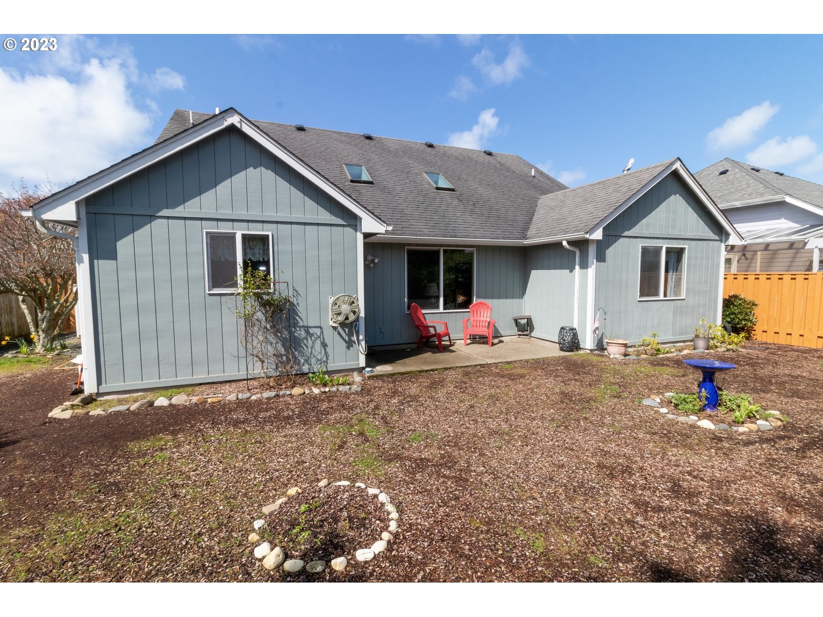 18 Mariners Lane Florence, OR 97439 - Photo 27 of 28 a front view of a house with garden