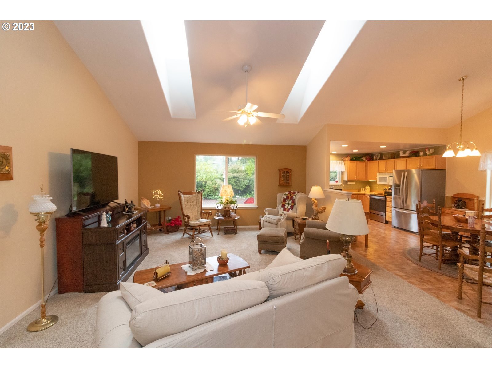 18 Mariners Lane Florence, OR 97439 - Photo 4 of 28 a living room with furniture kitchen view and a flat screen tv
