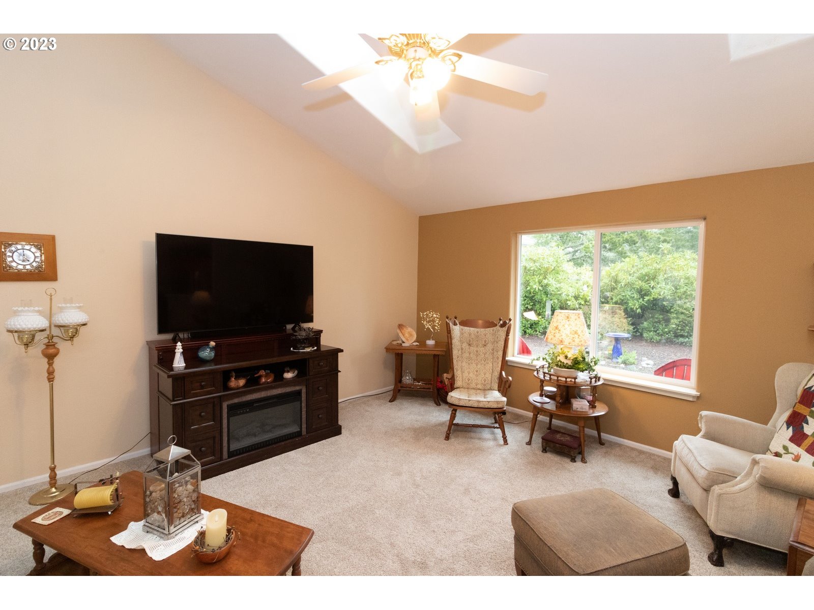 18 Mariners Lane Florence, OR 97439 - Photo 7 of 28 a living room with furniture and a flat screen tv