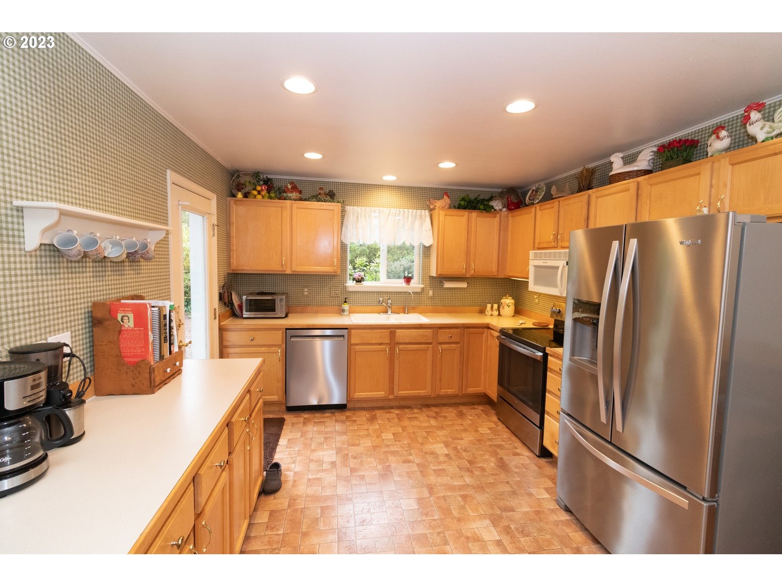 18 Mariners Lane Florence, OR 97439 - Photo 8 of 28 a kitchen with a refrigerator a sink and cabinets