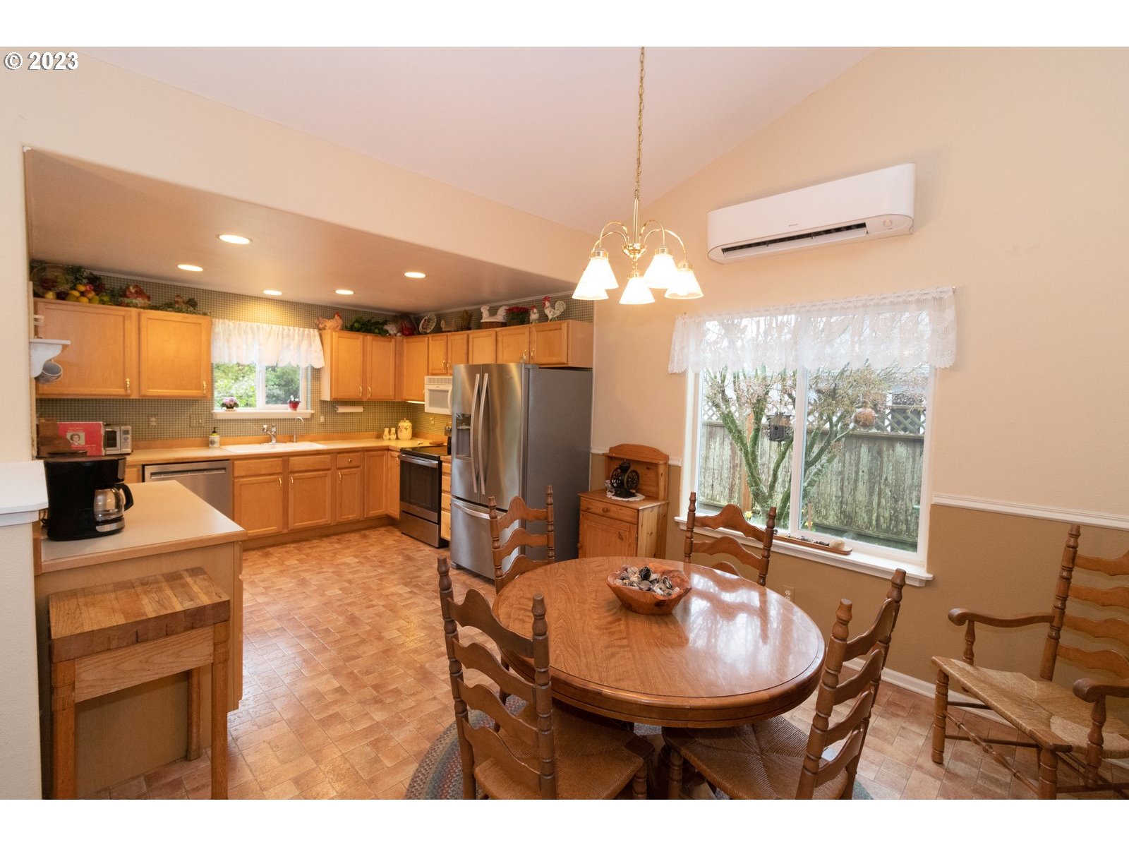 18 Mariners Lane Florence, OR 97439 - Photo 9 of 28 a kitchen with a table and chairs