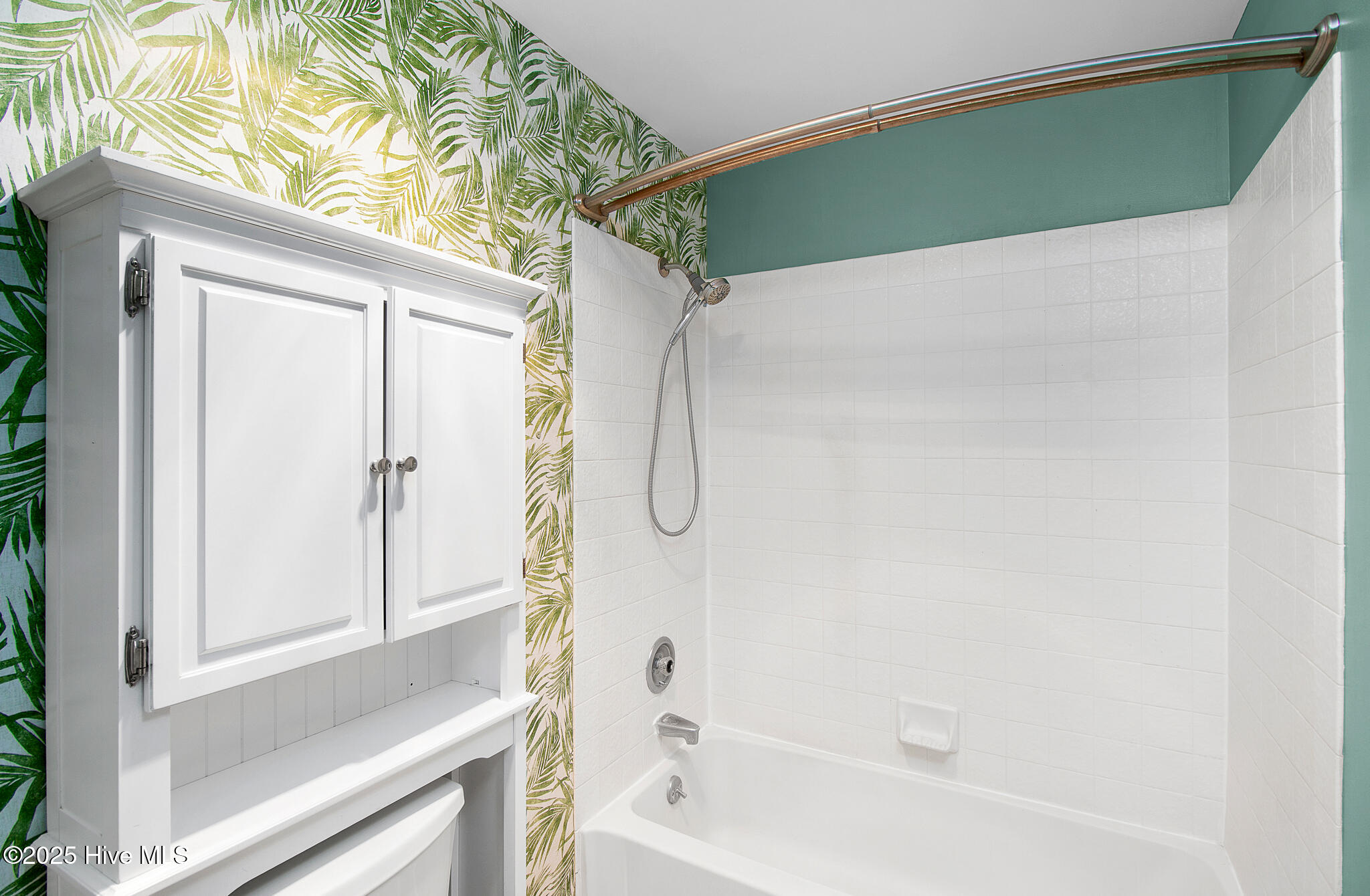 800 Country Club Road, Unit 33 HAYSTACKS Morehead City, NC 28557 - Photo 28 of 58 Primary ensuite bath