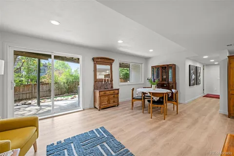 a view of a livingroom with furniture window and outside view