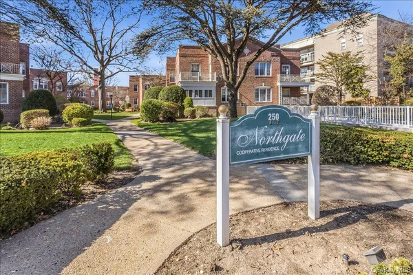 $380,000 | 250 Central Avenue, Unit C111, Lawrence, NY 11559