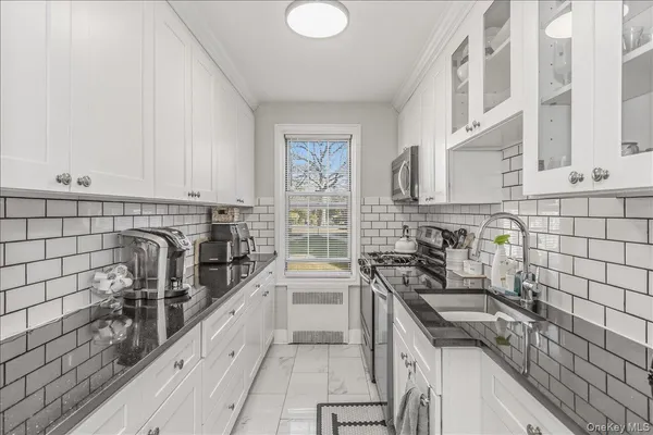$380,000 | 250 Central Avenue, Unit C111, Lawrence, NY 11559