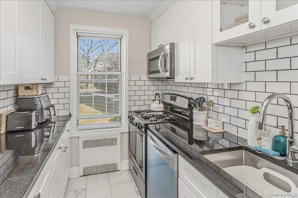 $380,000 | 250 Central Avenue, Unit C111, Lawrence, NY 11559