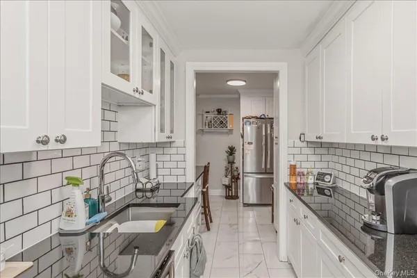 $380,000 | 250 Central Avenue, Unit C111, Lawrence, NY 11559