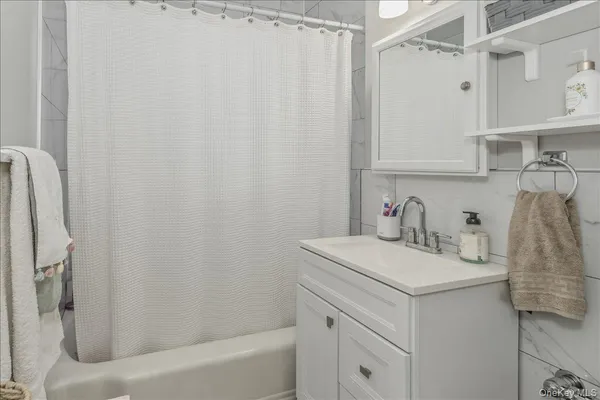 $380,000 | 250 Central Avenue, Unit C111, Lawrence, NY 11559