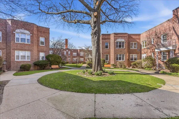 $380,000 | 250 Central Avenue, Unit C111, Lawrence, NY 11559