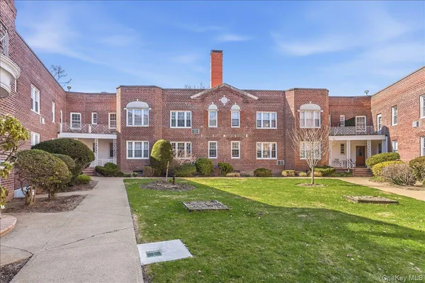 $380,000 | 250 Central Avenue, Unit C111, Lawrence, NY 11559