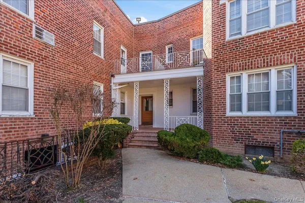 $380,000 | 250 Central Avenue, Unit C111, Lawrence, NY 11559