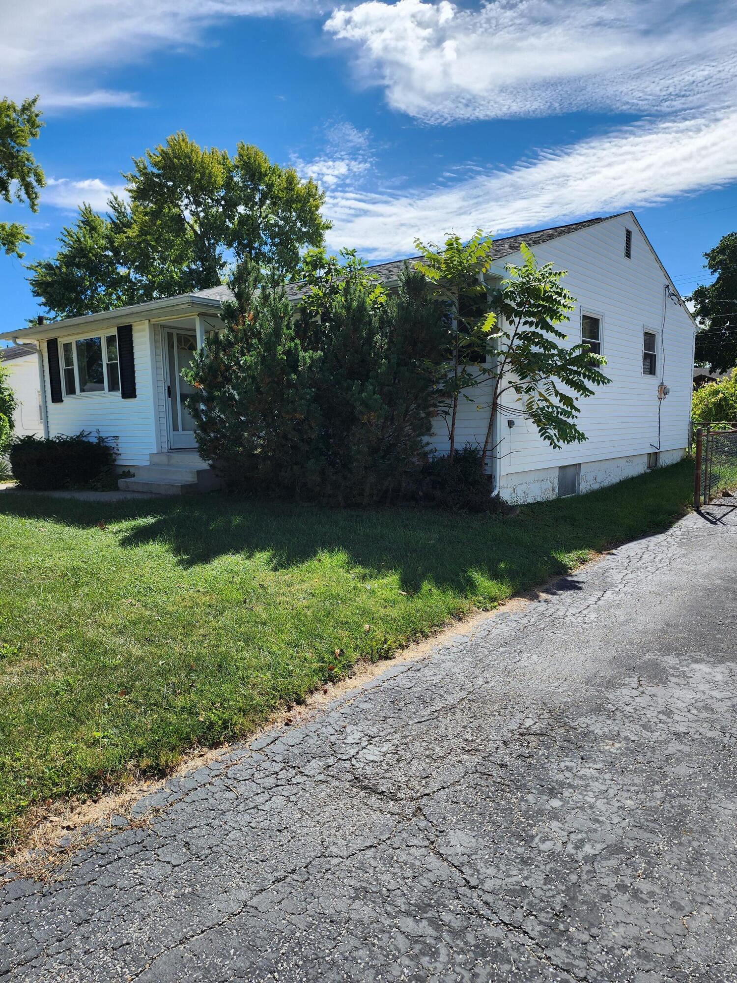 3977 Lynward Road Columbus, OH 43228 - Photo 3 of 50 20220923_125229