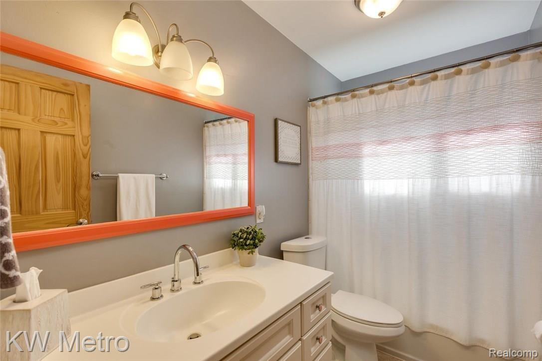 632 Meadow Lane Rochester, MI 48307 - Photo 12 of 18 632 Meadow Lane Rochester MI-large-012-11-Bathroom-1500x1000-72dpi.jpg