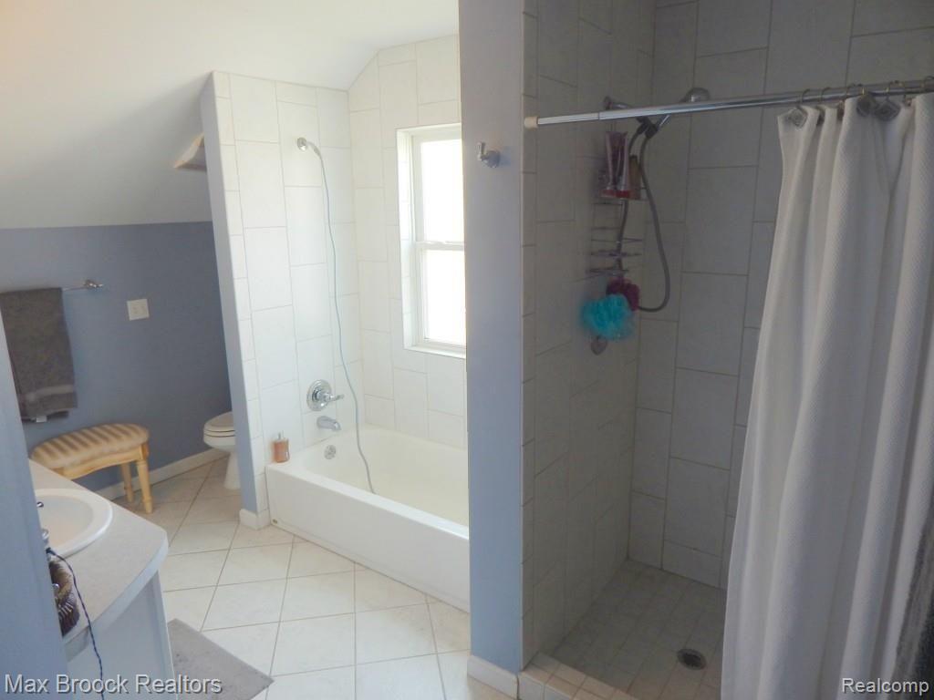 1998 Cambridge Road Berkley, MI 48072 - Photo 7 of 13 Master Bath.jpg