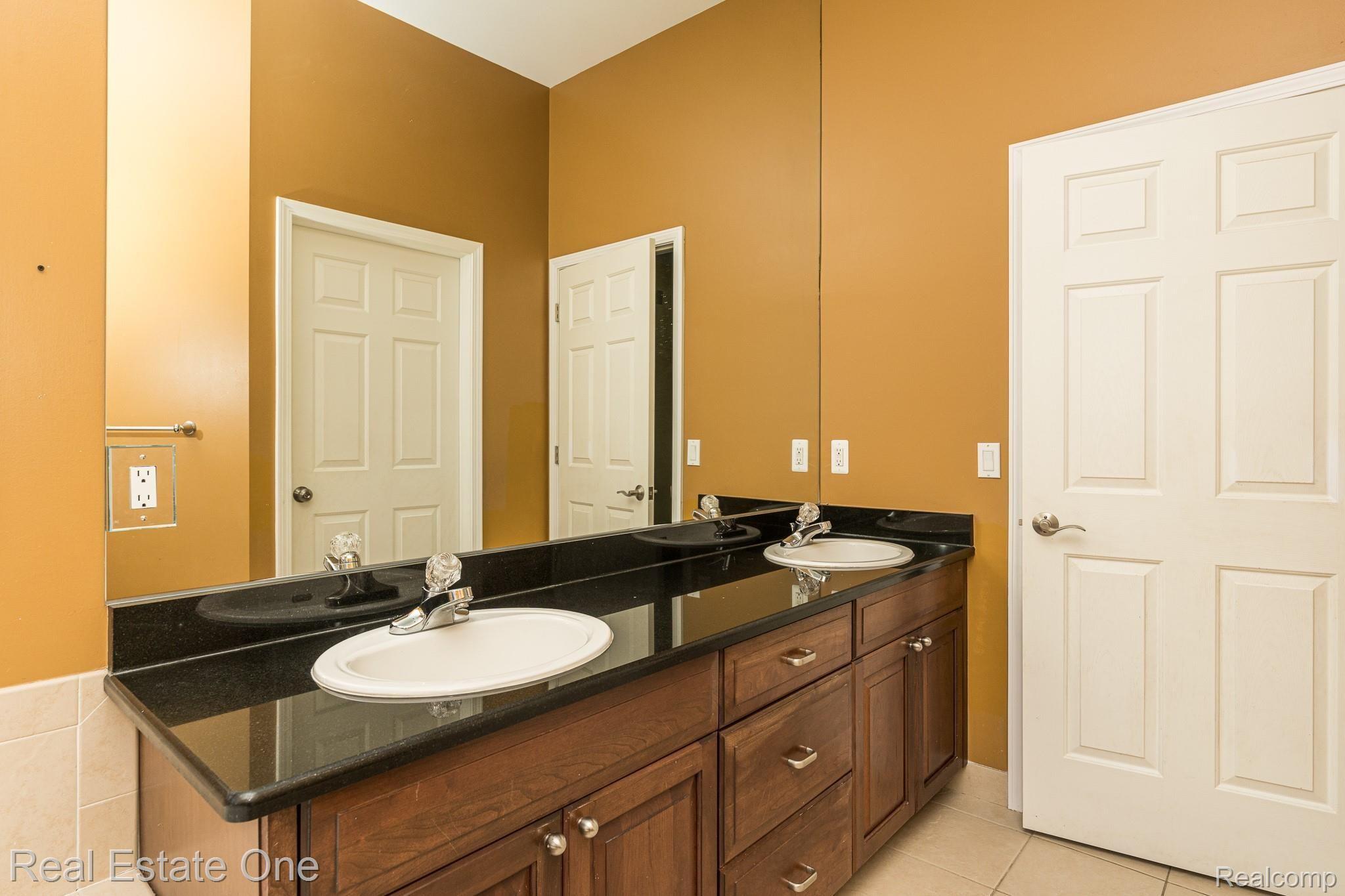 115 Scarborough Lane Rochester, MI 48306 - Photo 28 of 46 Master bath