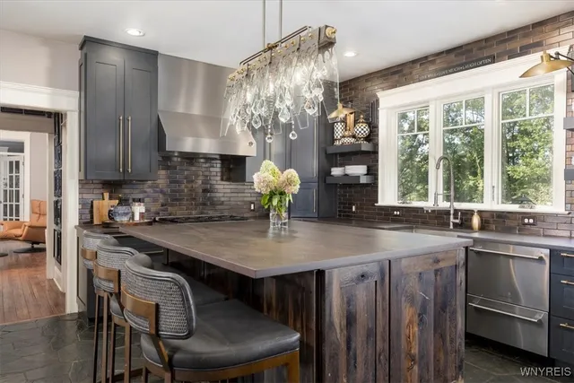 $1,395,000 | 21 Creekview Court, East Aurora, NY 14052