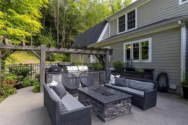 $1,395,000 | 21 Creekview Court, East Aurora, NY 14052