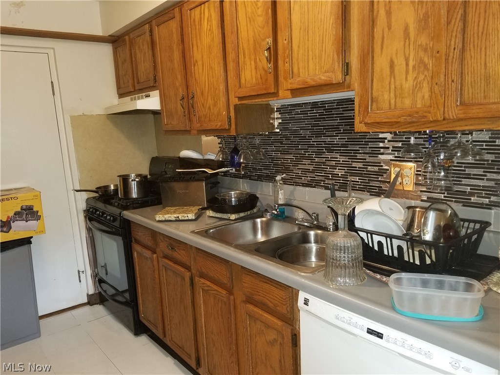 20301 Shelburne Road, Unit 7B Cleveland, OH 44118 - Photo 2 of 21 Kitchen