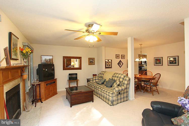 1605 Oak Spring Way Reston, VA 20190 - Photo 11 of 30 Living Room