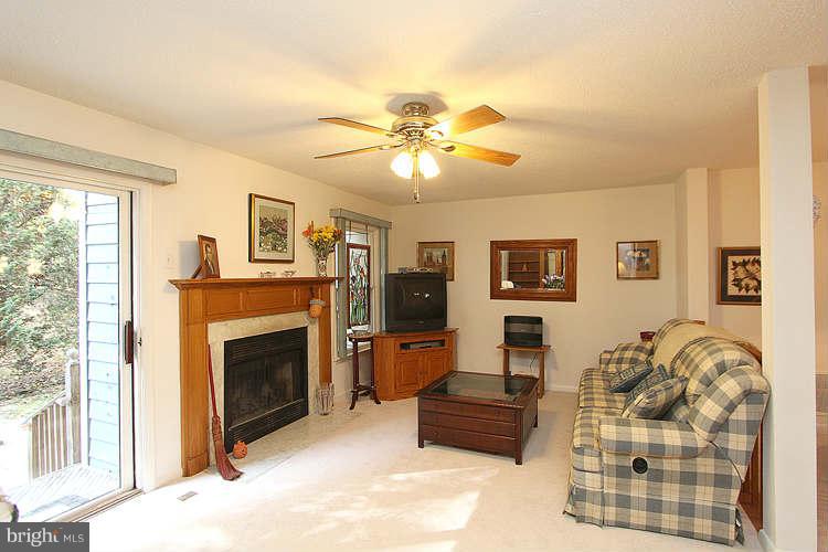 1605 Oak Spring Way Reston, VA 20190 - Photo 12 of 30 Living Room