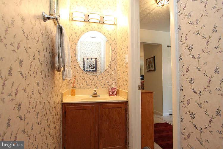 1605 Oak Spring Way Reston, VA 20190 - Photo 14 of 30 Bath