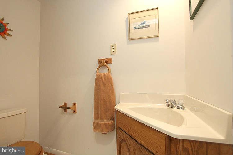 1605 Oak Spring Way Reston, VA 20190 - Photo 27 of 30 Bath