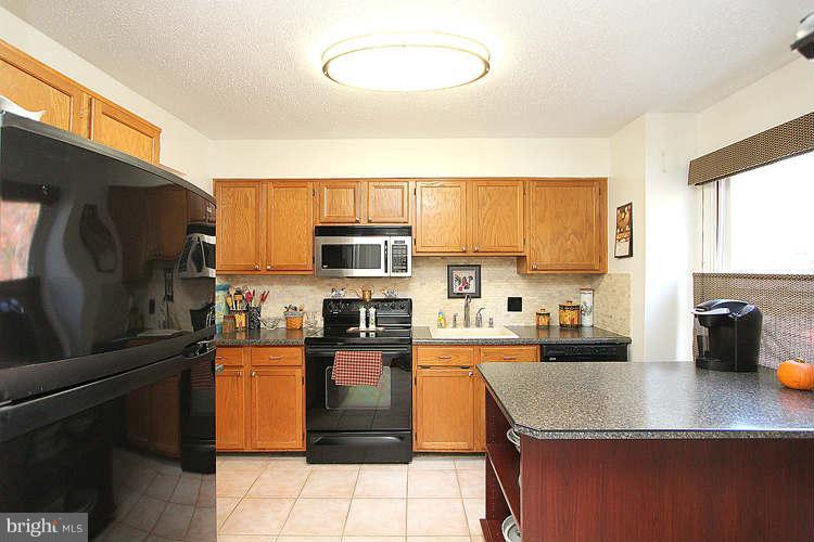 1605 Oak Spring Way Reston, VA 20190 - Photo 4 of 30 Kitchen