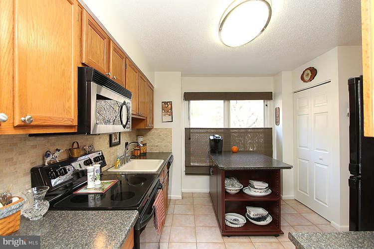 1605 Oak Spring Way Reston, VA 20190 - Photo 6 of 30 Kitchen