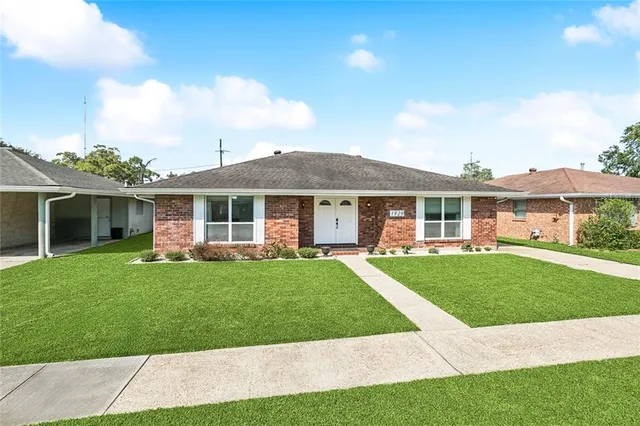 $2,400 | 1929 Green Oaks Drive, Gretna, LA 70056
