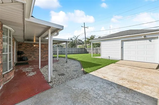 $2,400 | 1929 Green Oaks Drive, Gretna, LA 70056