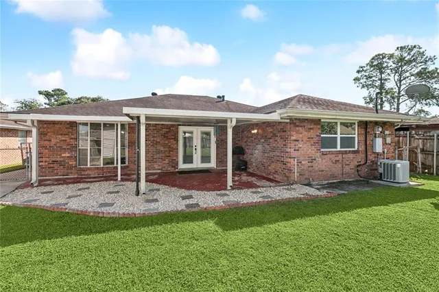 $2,400 | 1929 Green Oaks Drive, Gretna, LA 70056