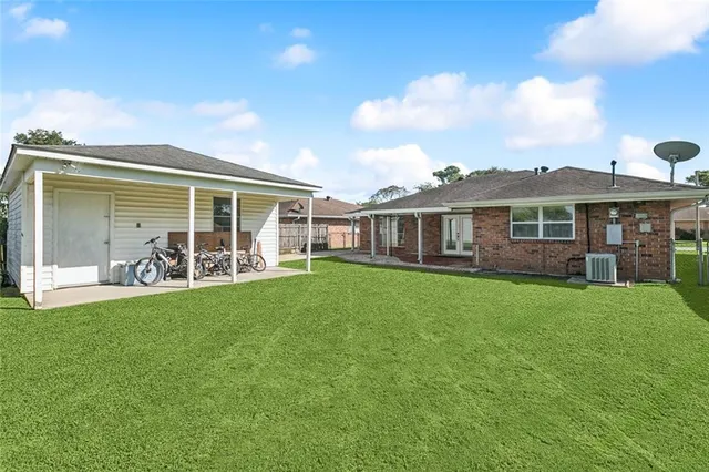 $2,400 | 1929 Green Oaks Drive, Gretna, LA 70056