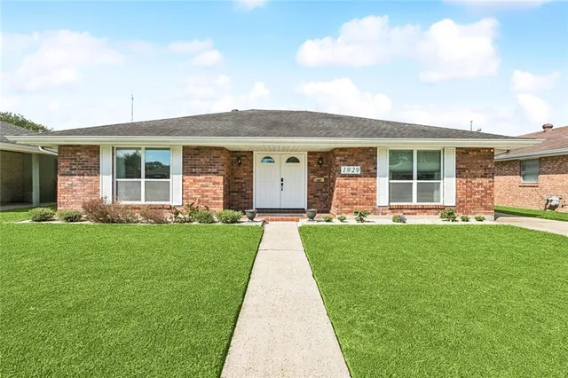 $2,400 | 1929 Green Oaks Drive, Gretna, LA 70056