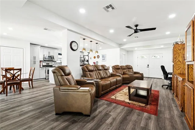 $2,400 | 1929 Green Oaks Drive, Gretna, LA 70056