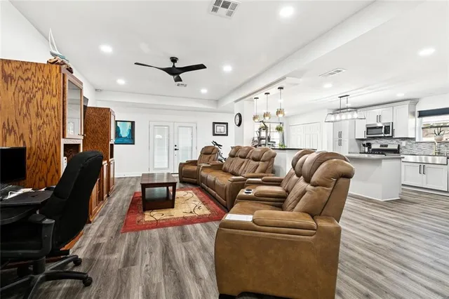 $2,400 | 1929 Green Oaks Drive, Gretna, LA 70056