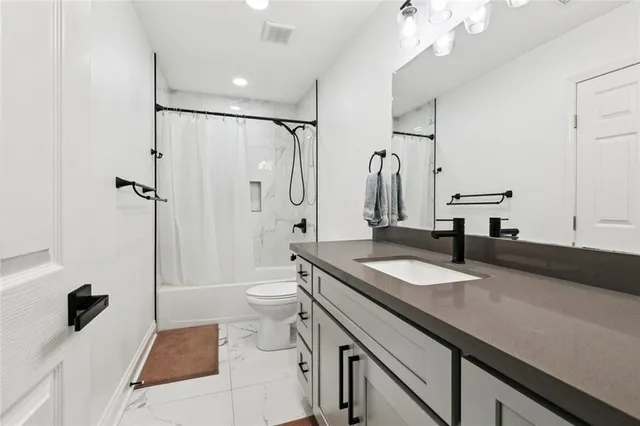 $2,400 | 1929 Green Oaks Drive, Gretna, LA 70056