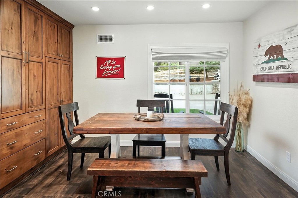 33314 Pewter Road Agua Dulce, CA 91390 - Photo 22 of 66 Eating Area in Kitchen