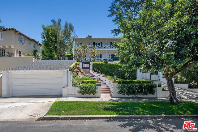 a view of a pathway with a pathway