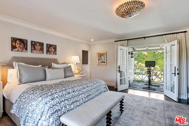 a view of a dinning table and chairs in the patio