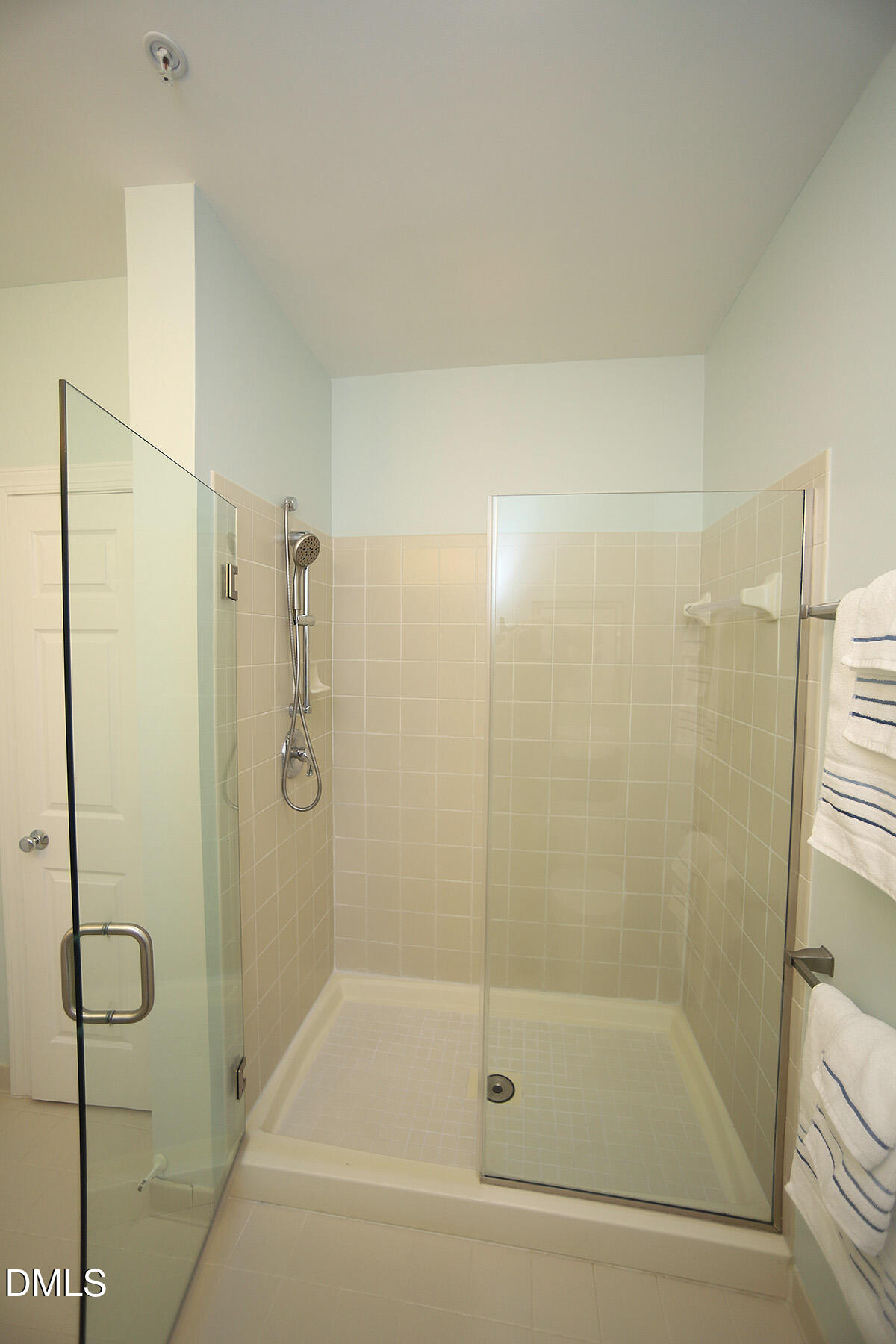 100 Northbrook Drive, Unit 207 Raleigh, NC 27609 - Photo 25 of 39 a bathroom with a shower and bathtub