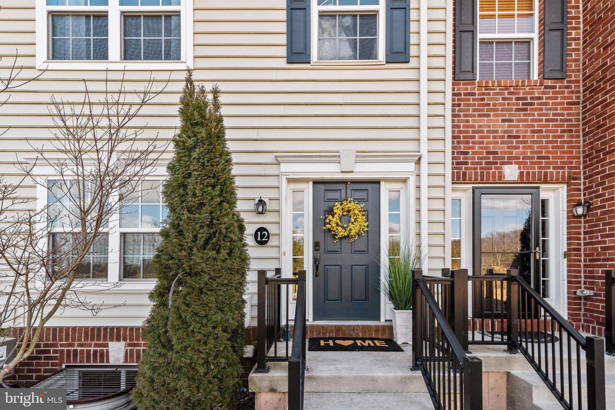 Carriage Hill courtyard townhome!