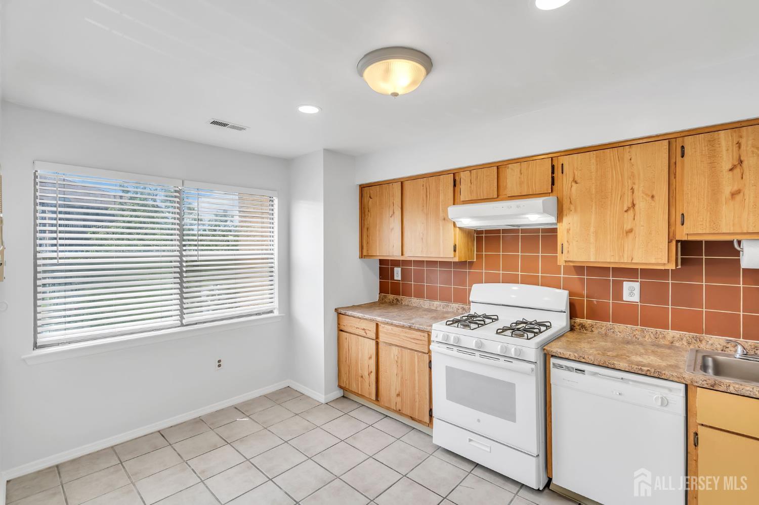 1909 Raspberry Court Edison, NJ 08817 - Photo 9 of 19