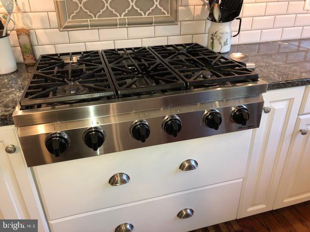 419 Ellisdale Road Chesterfield, NJ 08515 - Photo 7 of 39 Six burner stove
