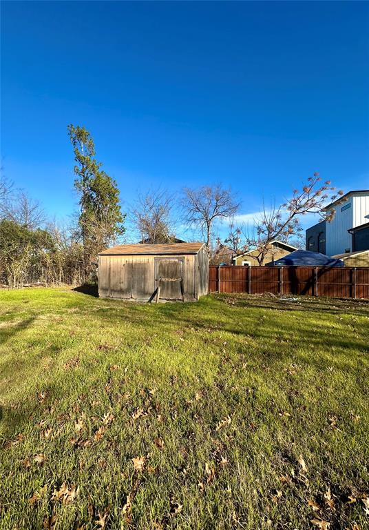 3350 Parvia Avenue Dallas, TX 75212 - Photo 6 of 7 a view of an outdoor space and yard