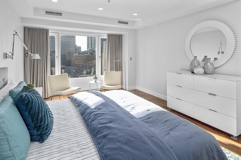 10 Rowes Wharf, Unit PH4 Boston, MA 02110 - Photo 27 of 41 a bedroom with a large bed and a large window